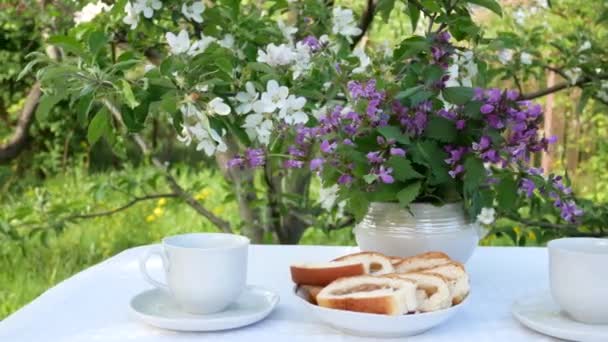 Beber Chá Jardim Primavera Mesa Servida Com Copos Torta Uma — Vídeo de Stock