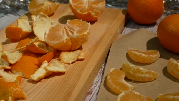 Tangerines Quartiers Mandarine Pelés Sur Table Lumières Noël Arrière Plan — Video