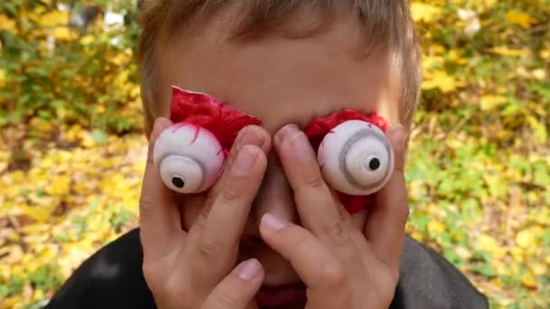 Chlapec Během Halloweenu Sebe Upřel Uměle Vypoulené Oči Dětské Zábavné — Stock video