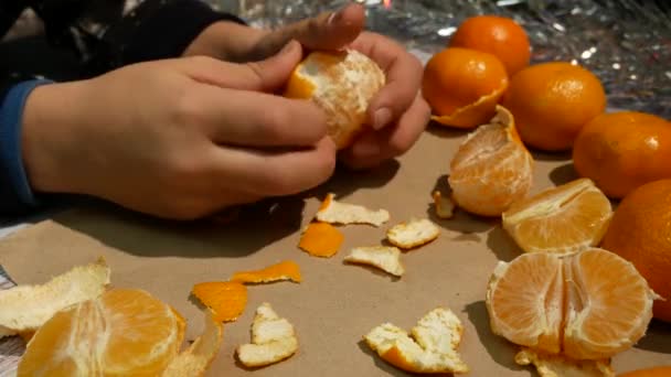 无法辨认的孩子们用手刷橘子 背景中的圣诞灯 — 图库视频影像