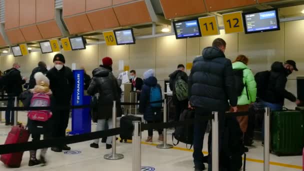 Charków Ukraina Styczeń 2022 Ludzie Stoją Przy Kasie Odpraw Lotnisku — Wideo stockowe