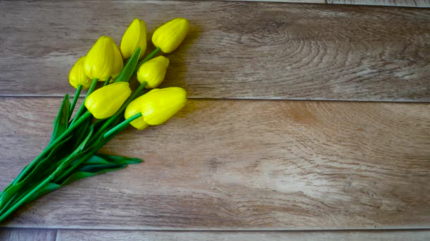 Bukiet Żółtych Tulipanów Tle Drewnianych Desek Festiwal Wiosenny — Wideo stockowe