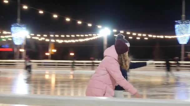 Kharkiv Ukrayna Ocak 2022 Birçok Genç Kış Aylarında Buz Pateni — Stok video