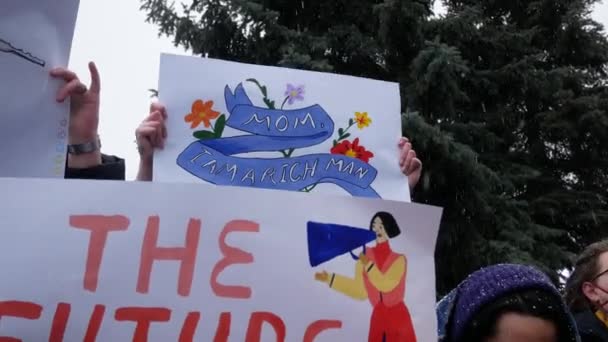 Charków Ukraina Marzec 2021 Dziewczyny Plakatami Przyszłość Kobiety Przyjaciel Mężczyzny — Wideo stockowe