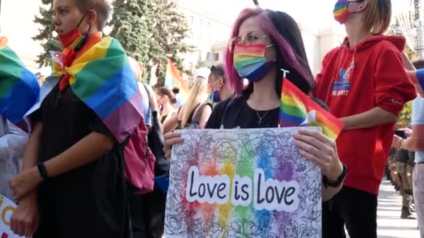 ハリコフ ウクライナ 2021 ポスターで彼女の顔に保護虹のマスクの女の子愛は誇りに愛です — ストック動画