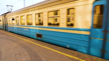 Kharkiv, Ukrayna - 5 Haziran 2022: Elektrik treni tren istasyonundaki platformdan uzaklaşıyor. Yolcuların demiryolu ile taşınması