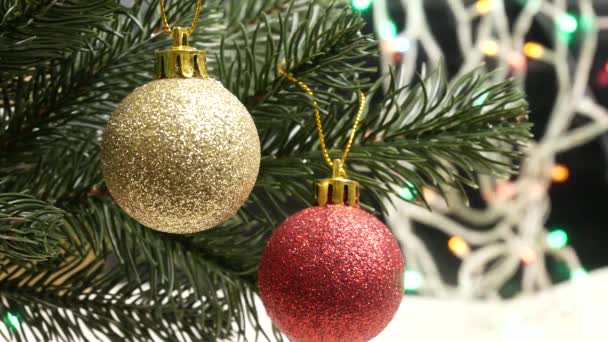 Χριστουγεννιάτικο Και Πρωτοχρονιάτικο Δέντρο Διακοσμημένο Χρυσές Και Κόκκινες Μπάλες Χριστουγέννων — Αρχείο Βίντεο