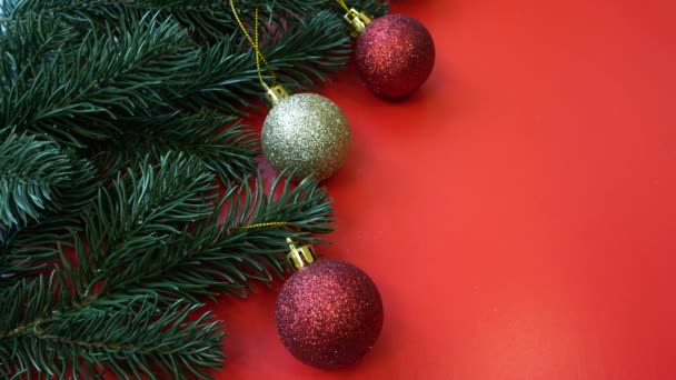 Bolas Natal Uma Árvore Natal Verde Fundo Vermelho Espaço Livre — Vídeo de Stock