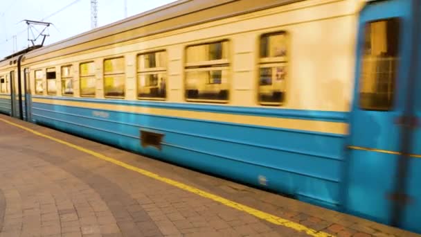 Charkov Ukrajina Červen 2022 Elektrický Vlak Odjíždí Nástupiště Nádraží Přeprava — Stock video
