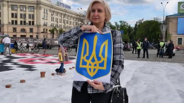 ハリコフ ウクライナ 2020 女性はトライデントのイメージと彼女の手にポスターを保持しています ウクライナの国家の紋章 愛国心とウクライナの国家シンボル — ストック動画
