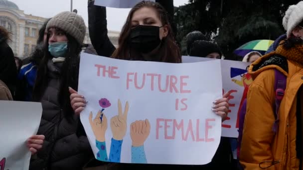 Kharkiv Ukraine March 2021 March Woman Solidarity 戴着面具拿着海报参加集会的女孩们 未来是女性 — 图库视频影像