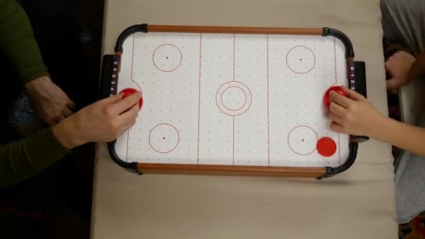 Vader Zoon Spelen Thuis Tafelair Hockey Duwen Een Chip Het — Stockvideo