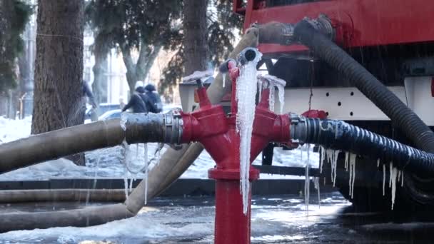 Manguera Incendio Con Agua Congelada Invierno Apagando Fuego Invierno Durante — Vídeo de stock