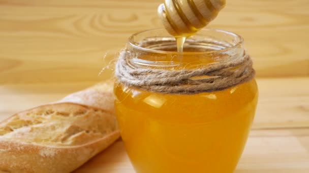 Gouden Vloeibare Honing Stroomt Uit Een Lepel Een Pot Biologisch — Stockvideo