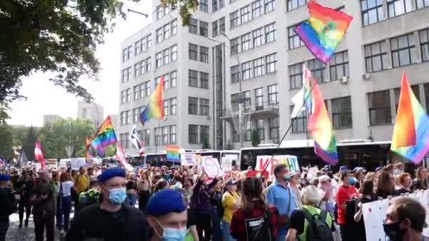 ハリコフ ウクライナ 2021年9月12日 性的少数者の代表者の列が虹の旗とポスターでメインストリートを歩く — ストック動画