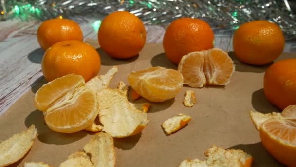 Tangeriner Och Mandarin Skivor Brunt Papper Mot Bakgrund Nyårsljus Panorama — Stockvideo