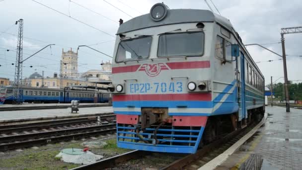 Kharkiv Ucrânia Abril 2021 Trem Elétrico Está Nos Trilhos Ferroviários — Vídeo de Stock