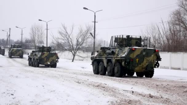 ウクライナのハリコフ 2022年1月31日 いくつかの装甲兵員輸送車がコンクリート壁に沿って雪に覆われた道路を走行する ウクライナ軍は反撃の準備をしている ロシア ウクライナ戦争 — ストック動画