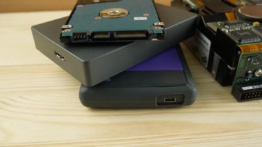 Masada birkaç sabit disk ve dosya var. Harici sabit disklerde bilgi depolama. Çantadaki HDD sabit diskler. Harici hard disk. Bilgi veritabanı. Bilgi yedekliyorum. Anlaşıldı.