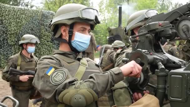 ウクライナのハリコフ 2021年5月29日 防護医療用マスクの軍人は 訓練中に標的に対空砲を狙います ウクライナ軍 — ストック動画