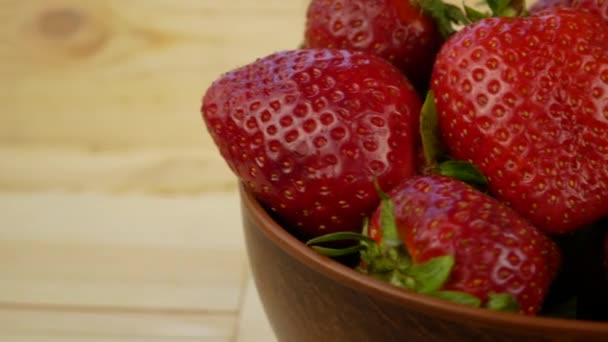 木の板に熟した赤いジューシーなイチゴの果実 健康食品 デザート ビタミン ビーガンフード 夏のベリー収穫 — ストック動画