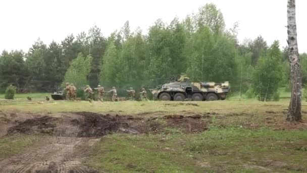 우크라이나 하르키우 2021 군대가 장갑차와 총격전을 벌이고 가르침들 우크라이나 — 비디오