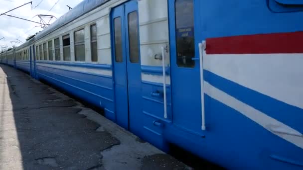 Trem Elétrico Partiu Plataforma Pega Velocidade Tráfego Passageiros Subúrbio Transporte — Vídeo de Stock