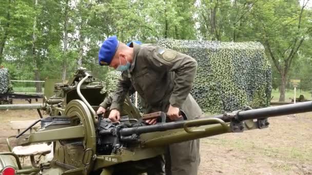 ウクライナのハリコフ 2021年5月29日 防護マスクを着た2人の若い軍人が銃 対空砲を調整しています ウクライナ軍での演習 — ストック動画