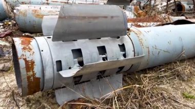 Uragan roketinin kuyruk kısmı. Çoklu roket atar sistemi, kuru çimenlerin üzerinde yatıyor. Rus-Ukrayna savaşı. Barışçıl Ukrayna şehirlerinin bombalanması