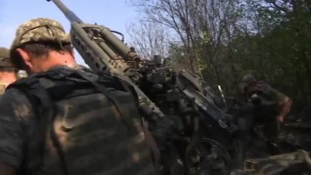 Charkiw Ukraine August 2022 Ukrainische Soldaten Kommen Aus Einer Waldplantage — Stockvideo