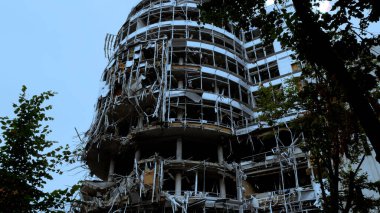 Büyük bir ofis merkezi olan bir Rus füze saldırısıyla yok edildi. Harap olmuş beton ve cam duvarlar. Aşağıdan yukarıya yıkılan katların panoraması