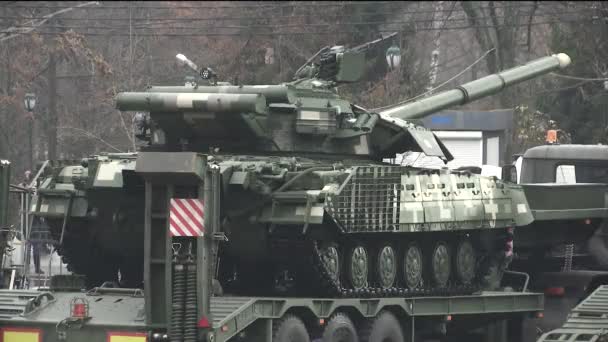 Kharkiv Ucrania Noviembre 2021 Tanque Batalla Una Plataforma Encuentra Plaza — Vídeo de stock