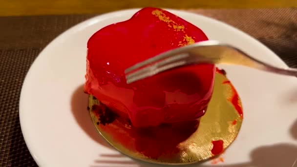 Rød Kake Hjerteformet Dessert Glans Hvit Tallerken Hånd Med Gaffel – stockvideo