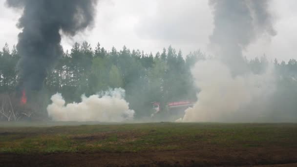 Kharkiv Ucrania Mayo 2021 Fuego Cerca Del Bosque Tractor Detiene — Vídeos de Stock