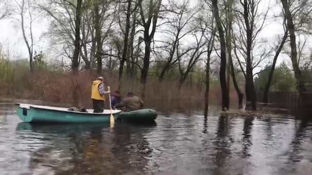 Kharkiv Ουκρανία Απρίλιος 2023 Άνδρες Πλέουν Μια Βάρκα Κάτω Από — Αρχείο Βίντεο