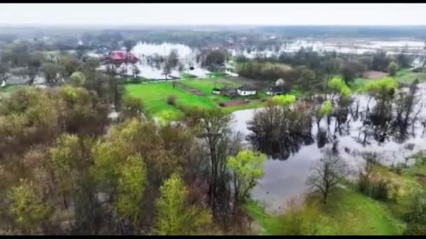 春の洪水と川の村の洪水の間に水で浸水した 浸水地域の空中写真 パノラマ 洪水時の人々の救助 自然災害の規模 — ストック動画