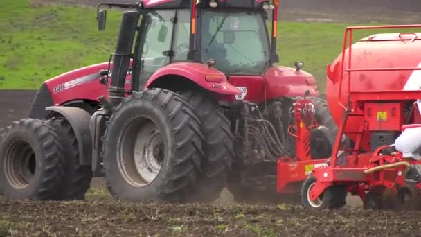 Charkov Ukrajina Duben 2023 Traktor Osivem Projíždí Jaře Polem Zasévá — Stock video