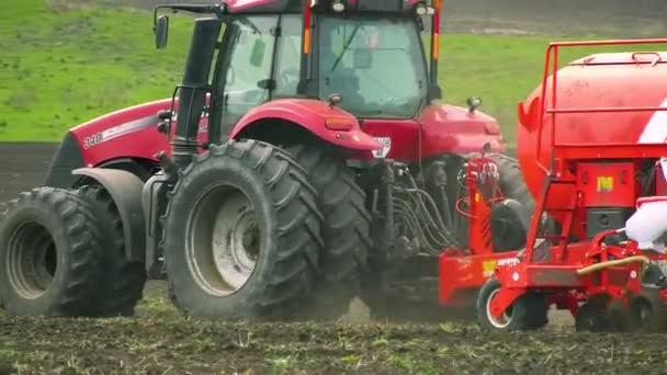 Charkiw Ukraine April 2023 Ein Traktor Mit Sämaschine Fährt Frühjahr — Stockvideo