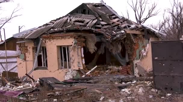 ウクライナの村でロシア軍の砲撃によって破壊された住宅建物 崩壊した屋根のある壁のない家 壊れたフェンスが落ちた ロシア ウクライナ戦争の結果 — ストック動画