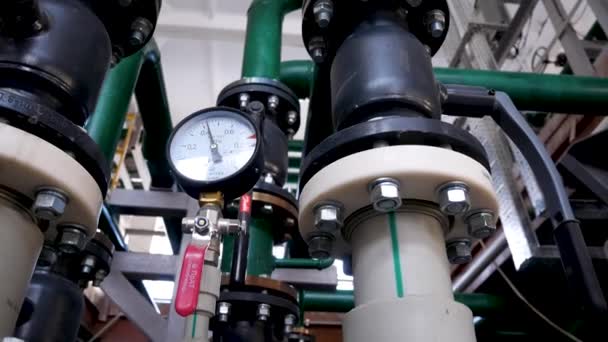 熱ステーションの部屋には パイプ 圧力計 シャットオフバルブがたくさんあります 熱エネルギーとお湯の生産 市内のミニボイラーハウスの仕事 — ストック動画