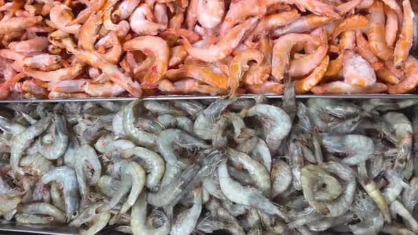 明亮的橙子和灰色的生虾仁放在金属容器中 出售的新鲜海鲜 — 图库视频影像