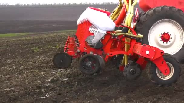Kharkiv Ucrania Abril 2023 Tractor Con Una Gran Sembradora Gira — Vídeos de Stock