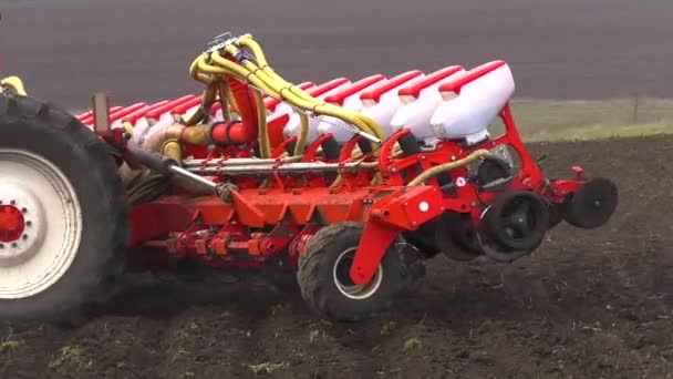 Traktor Otočí Poli Spustí Výsadbu Jaře Začne Orané Černé Úrodné — Stock video