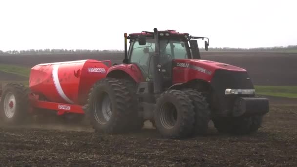 ウクライナのハリコフ 2023年4月17日 種子を持つトラクターは 春に黒い耕地を走り 小麦とひまわりの種を蒔きます 春に農場でキャンペーンを播種します 栽培歴 — ストック動画