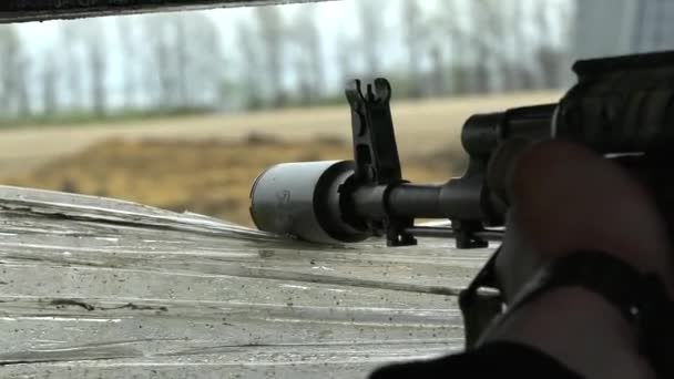 Die Schnauze Des Maschinengewehrs Blickt Aus Dem Fenster Des Schlupflochs — Stockvideo