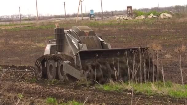 Charkov Ukrajina Duben 2023 Odminovací Vozidlo Projíždí Těženým Polem Orá — Stock video