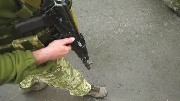 Oigenkännlig Soldat Kamouflageuniform Skottsäker Väst Militärkängor Går Nerför Vägen Med — Stockvideo