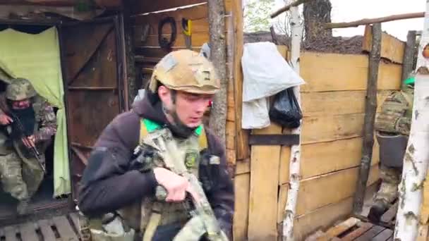 Kharkiv Ucrania Abril 2023 Soldados Uniformes Militares Equipos Con Ametralladoras — Vídeo de stock