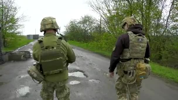 Twee Soldaten Militaire Uniformen Kogelvrije Vesten Helmen Met Machinegeweren Hun — Stockvideo