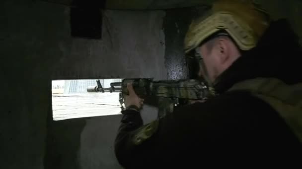 哈尔科夫 乌克兰 2023年4月27日 一名全副武装的士兵在战斗位置上 在掩护下 将机枪对准目标 2022 2023年俄乌战争 — 图库视频影像